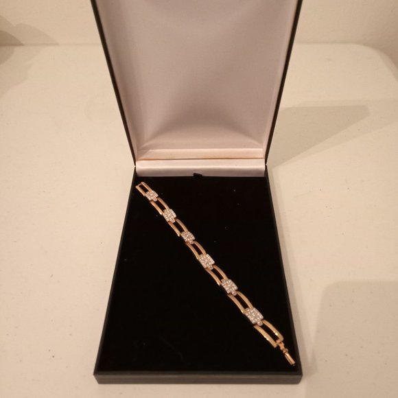 🎁 FREE GIFT INCLUDED 🎁 NWOT Gold Tone Fashion Jewelry Bracelet. - Picture 3 of 7